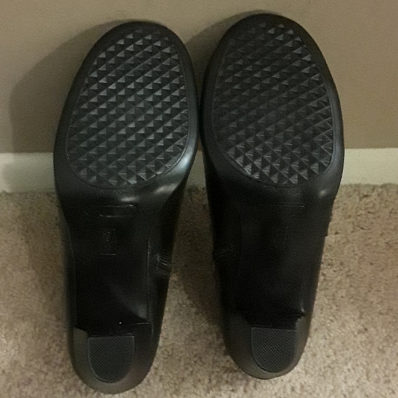 Aerosoles Black Ankle Shoes, EUC, Sz 9 - Picture 6 of 8